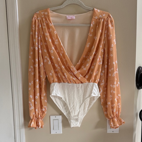Pink Lily Tops - Pink Lily Floral Orange and White Daisy Bodysuit 🌼